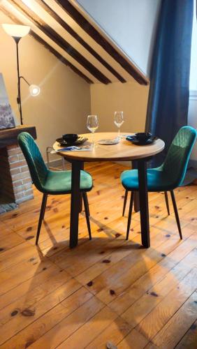 巴黎Dames de Montmartre的一张带椅子的木桌和酒杯