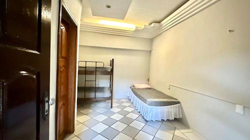 特雷西纳Casa Piauí Hostel的一间小房间,配有双层床和走廊
