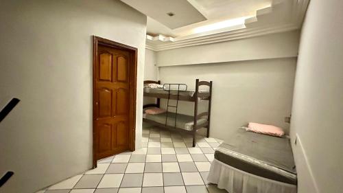 特雷西纳Casa Piauí Hostel的带两张双层床和一扇门的房间