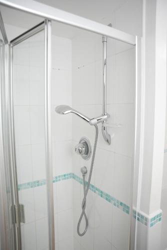 德比Stylish Pride Park DERBY Apartment - Free WIFI, Parking的浴室里设有玻璃门淋浴