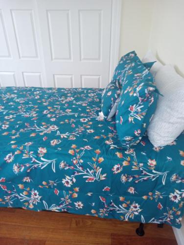 斯克内克塔迪One bedroom with free parking的一张床上,床上有鲜花,有蓝色的毯子