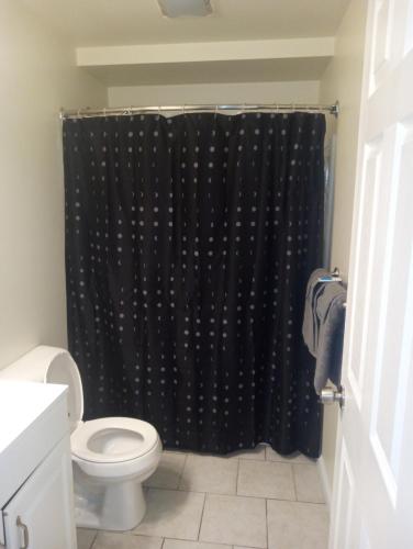 斯克内克塔迪One bedroom with free parking的浴室设有黑色淋浴帘和卫生间。