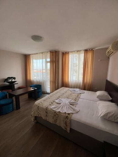 特尔戈维什特Hotel Han Krum的卧室配有一张床、一张书桌和窗户。