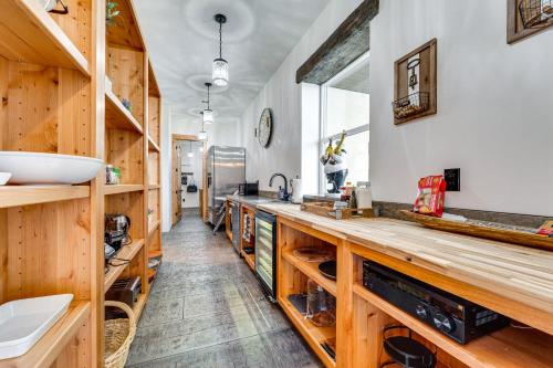 East WenatcheeEpic East Wenatchee Home with Hot Tub and Game Room!的厨房配有木制柜台和水槽。