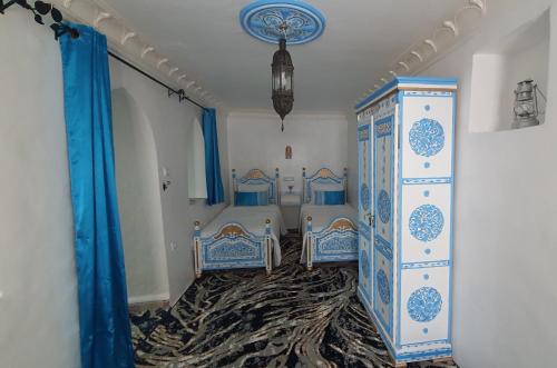 舍夫沙万Dar La Aicha的一间卧室配有两张蓝色和白色的床