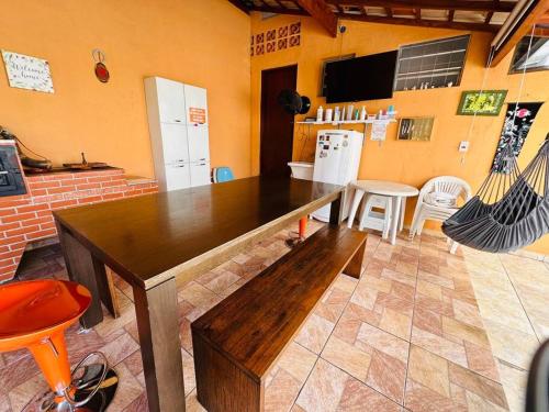 阿蒂巴亚Casa de Campo Atibaia c/ Piscina Aquecida的一间厨房,内设一张木桌