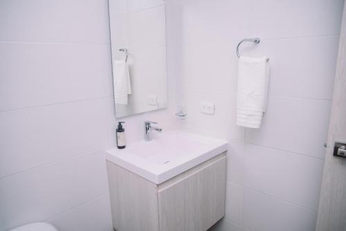 巴兰基亚Apartaestudio Luxur en Barranquilla的白色的浴室设有水槽和镜子