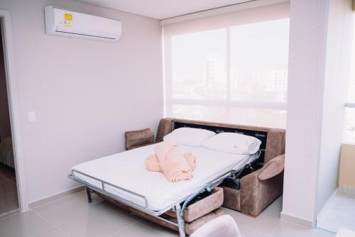巴兰基亚Apartaestudio Luxur en Barranquilla的窗户房间里一张病床