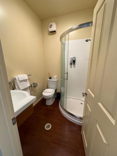 奥阿库尼斯诺哈文酒店的带淋浴、卫生间和盥洗盆的浴室
