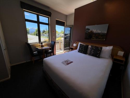 奥阿库尼斯诺哈文酒店的酒店客房设有一张大床和一个阳台。