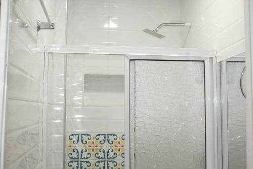 基布多APARTAMENTO CESAR CONTO的浴室里设有玻璃门淋浴