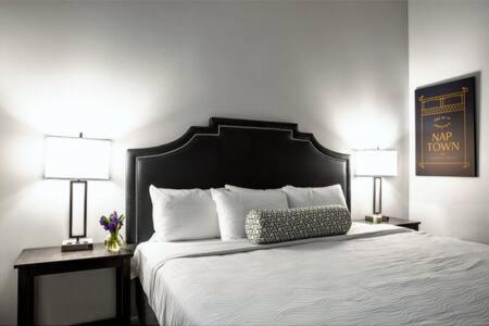 印第安纳波利斯TWO Urban 2BR 2BA Apartments by CozySuites的一间卧室配有一张带两盏灯的大型白色床。