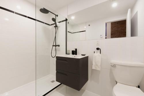 魁北克市上城公寓的带淋浴和卫生间的白色浴室