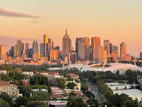 墨尔本Iconic Melbourne的城市景观,拥有许多建筑