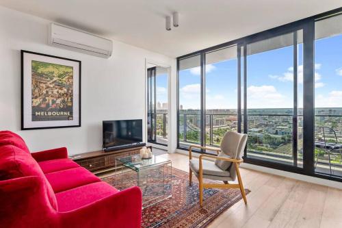 墨尔本Iconic Melbourne的客厅配有红色沙发和电视