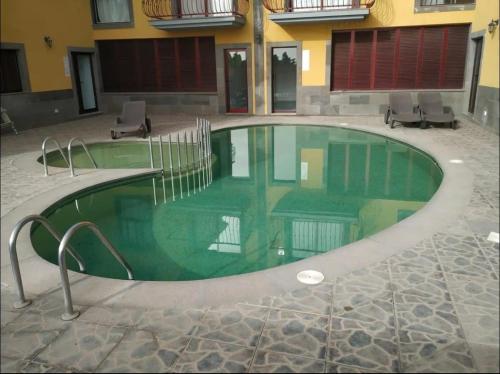 塔扎克蒂Ca L´Ana的一座建筑物中央的游泳池