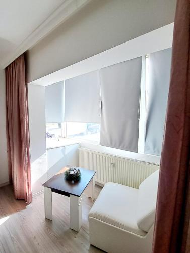 阿拉德Apartament Elegant - Zona Alfa的客厅配有白色的沙发和桌子