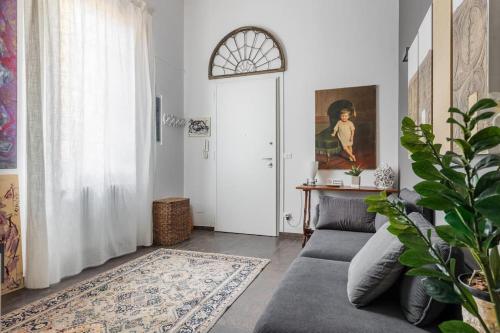 博洛尼亚Art Apartment Galliera的带沙发和门的客厅