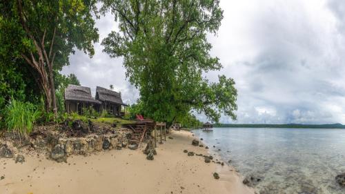 Aimbuei BayRatua Private Island Resort的海边的房屋,靠近水体