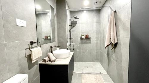 堪培拉Brand New Stylish 1BR Apartment, Specious Space, Free Parking, Self Check-in的带淋浴、盥洗盆和卫生间的浴室