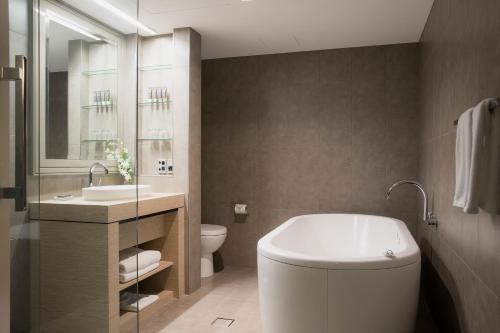 墨尔本墨尔本科林斯诺富特酒店的一间带卫生间和水槽的浴室