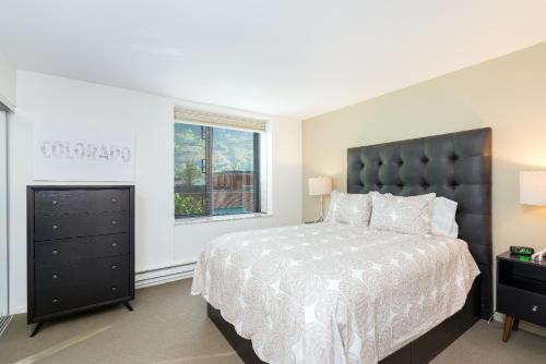 特柳赖德Deluxe Unit with Unbeatable Deck Views的一间卧室设有一张大床和一个窗户。