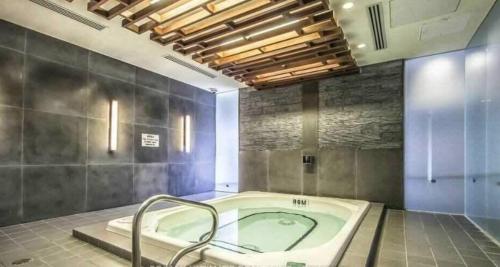 多伦多300 Front Suites - Two Beds with Free Parking的一间带浴缸的大浴室。