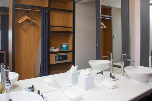 迈阿密雅乐轩迈阿密多拉酒店的一间带两个盥洗盆和大镜子的浴室