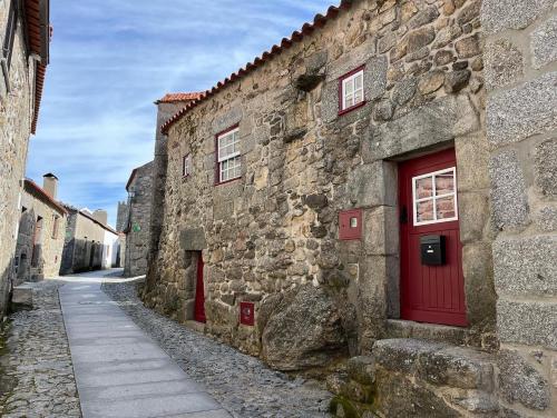 利尼亚雷斯Recanto da Pedra的街上有红色门的石头建筑