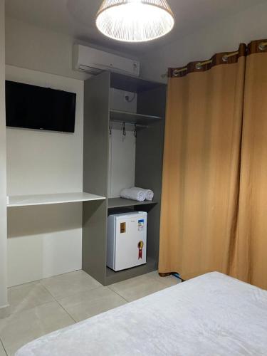 佩尼亚Pousada Brunetti的客房设有带小冰箱的小厨房。