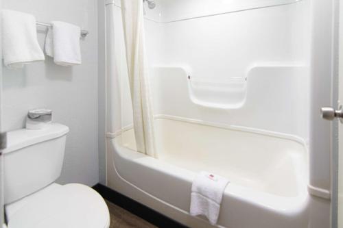 兰塔纳兰塔纳6号汽车旅馆的白色的浴室设有卫生间和浴缸。