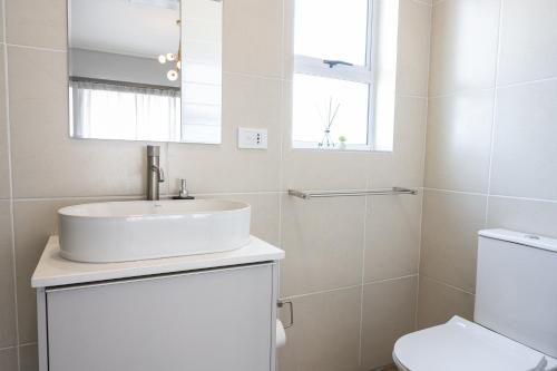 斯瓦科普蒙德Atlantis Luxury Suites 3/4的白色的浴室设有水槽和卫生间。