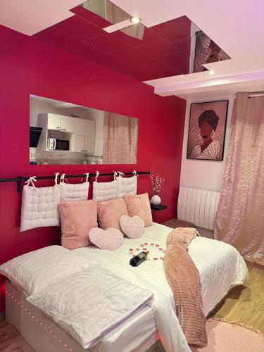 圣布里厄Honey Room22的卧室设有红色的墙壁和一张大床
