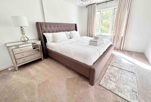 渥太华B’s King Suite的一间卧室配有一张大床、床头柜和窗户
