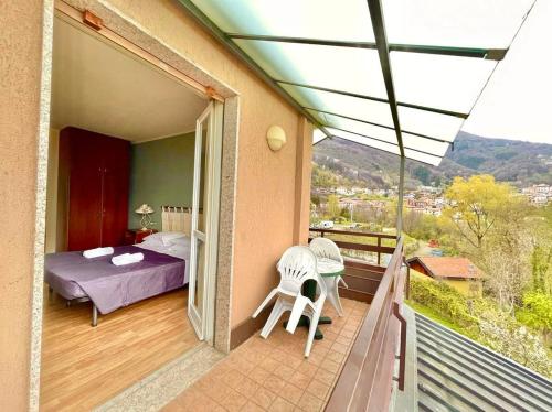 皮尔斯亚Hotel Ristorante La Sorgente的一个带一张床和一间卧室的房屋阳台