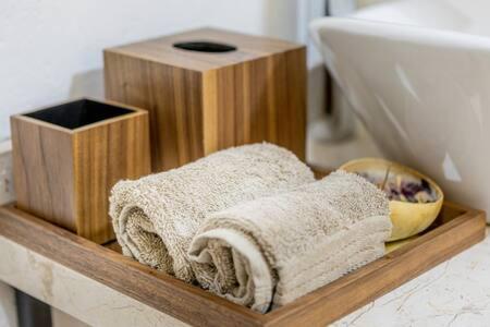 SanteaguedaCipressi Spectacular Italian Tuscan style loft的浴室柜台上带毛巾的木架