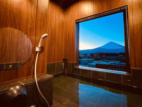 御殿场市Fujino Kirameki Fujigotemba的带淋浴的浴室和美景窗户。