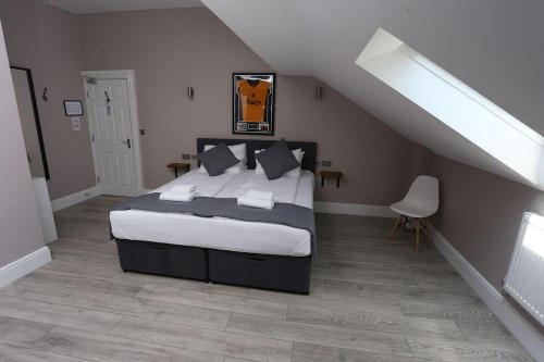 利物浦Hotel Tia的阁楼上的卧室配有一张大床