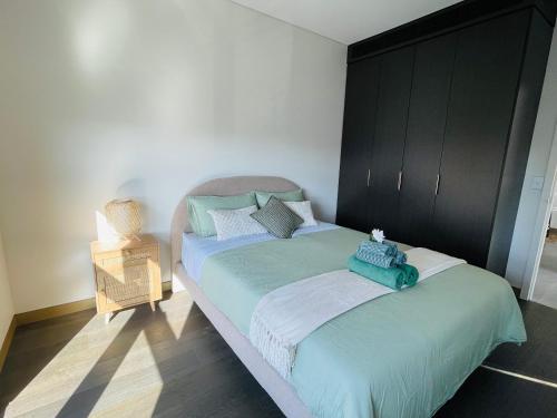 悉尼Modern Apartment St Leonards的一间卧室设有两张床和床头柜