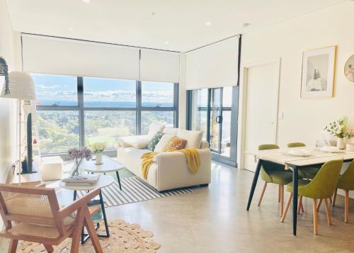 悉尼Modern Apartment St Leonards的客厅配有沙发和桌子