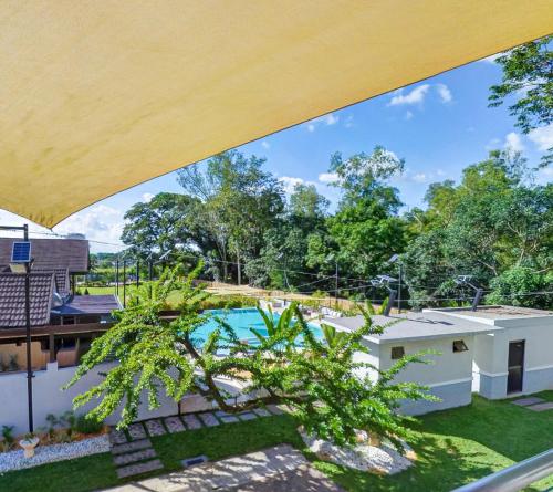 San RafaelHacienda Angelita Nature Farm and Resort的享有带游泳池的房屋后院的上方景致