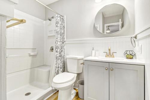希尔顿黑德岛Spa at Port Royal Sound 3237的白色的浴室设有卫生间、水槽和镜子