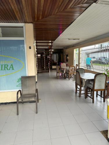 帕拉马里博Hotel Mangueira的用餐区配有桌椅和桌子