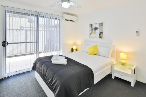 米尔迪拉112号橄榄公寓的卧室设有白色的床和大窗户