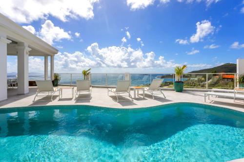 Oceanview Luxury Villa Escape内部或周边的泳池