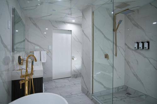 奥克兰SOHO Hotel Auckland的带淋浴、卫生间和盥洗盆的浴室
