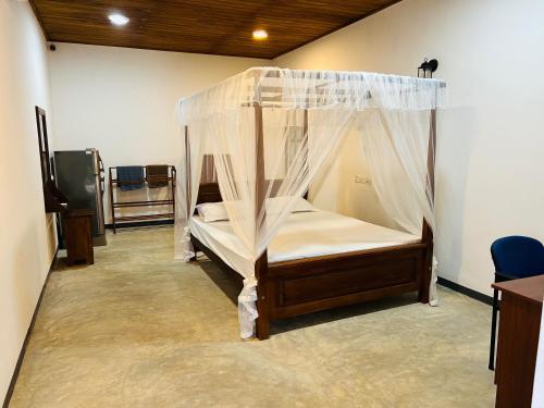 米瑞莎Hari Villa Mirissa的一间卧室配有一张带天蓬的床