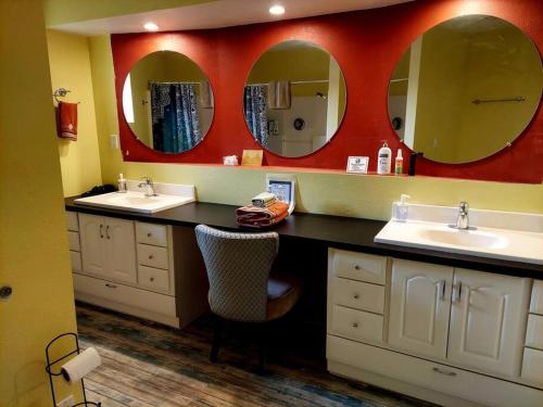 坎普维德Stargazing Retreats的浴室设有2个水槽和2面镜子