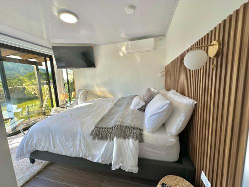 Alto BoqueteCabañas y suites Sunset的卧室配有一张床铺,墙上配有电视