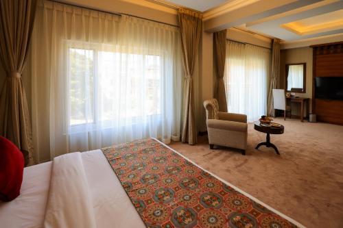 加德满都Hotel Dolmaling的酒店的客房 - 带一张床、椅子和窗户